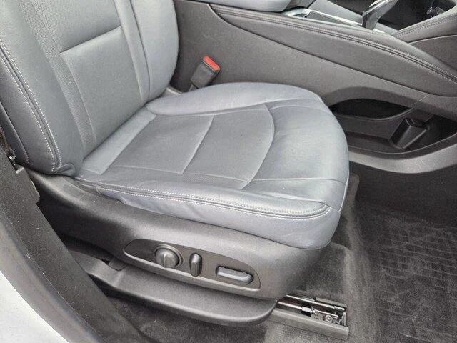 Used 2020 Summit White Buick Essence image 29