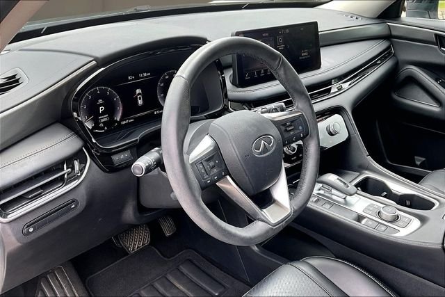 Used 2023 White INFINITI LUXE image 13