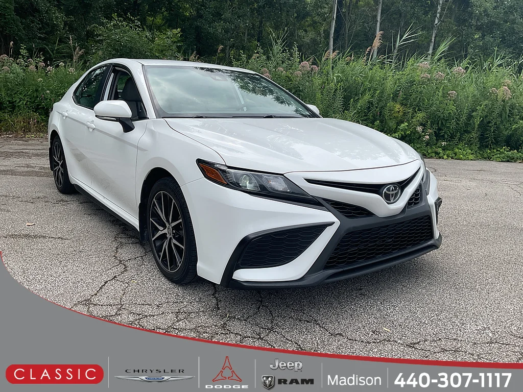 Used 2023 Ice Cap Toyota SE image 1