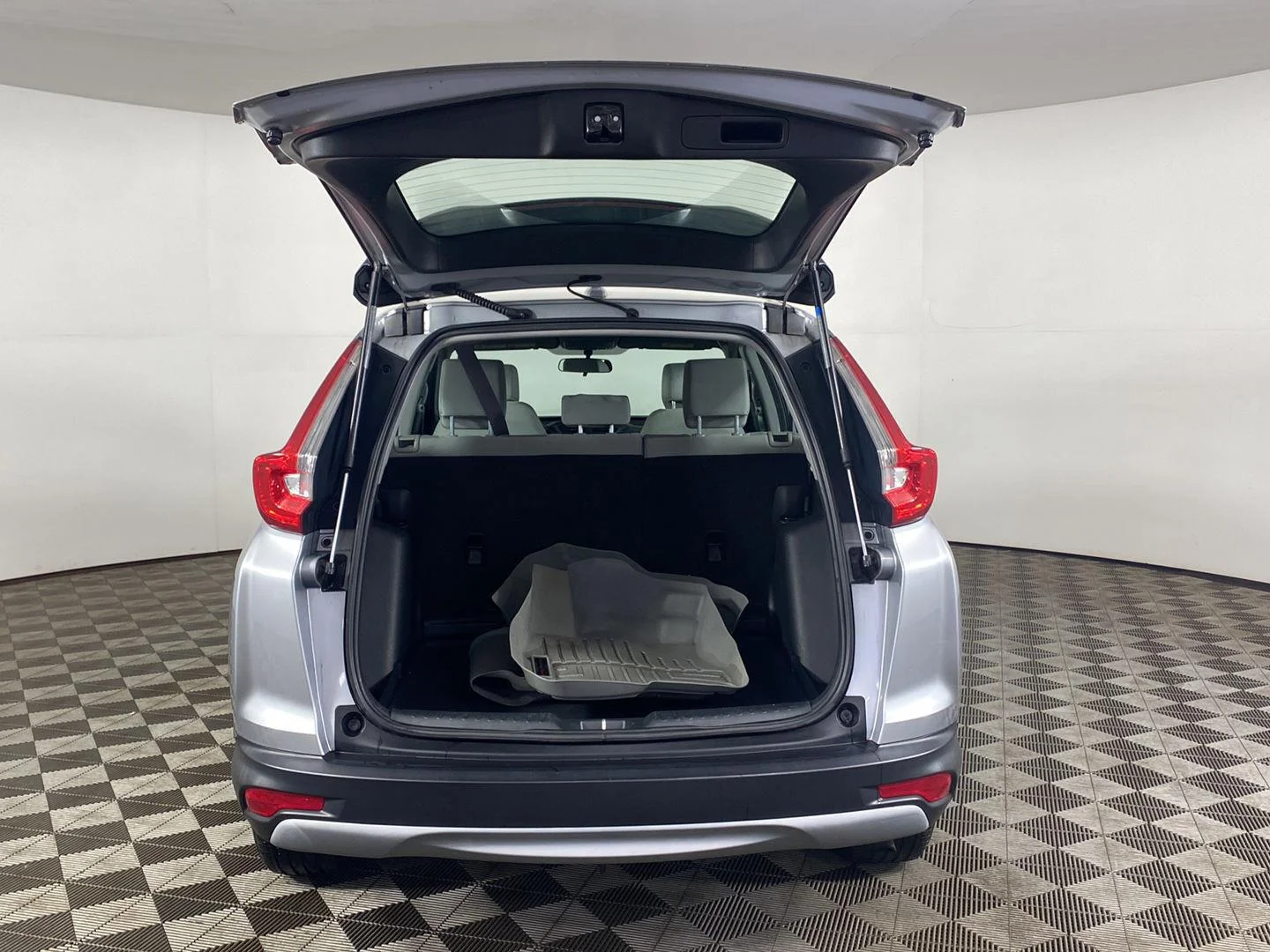 Used 2018 Lunar Silver Metallic Honda LX image 7