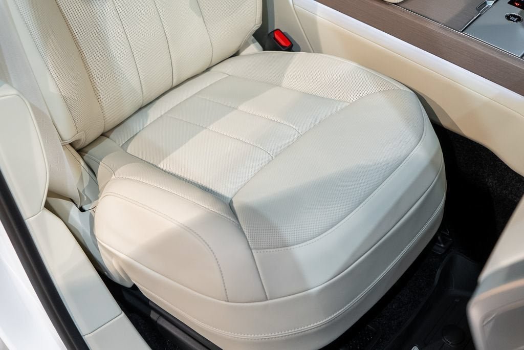 Used 2025 Fuji White Land Rover SE image 39