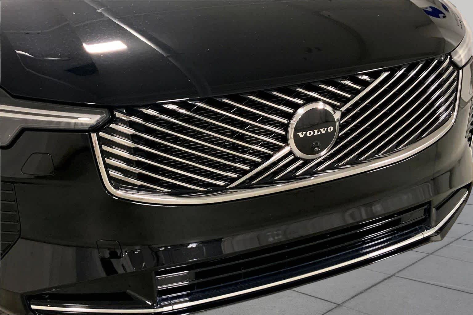 Used 2025 Onyx Black Metallic Volvo Ultra image 32