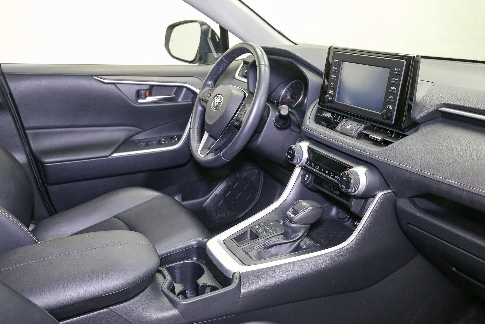 Used 2019 Super White Toyota XLE Premium image 21