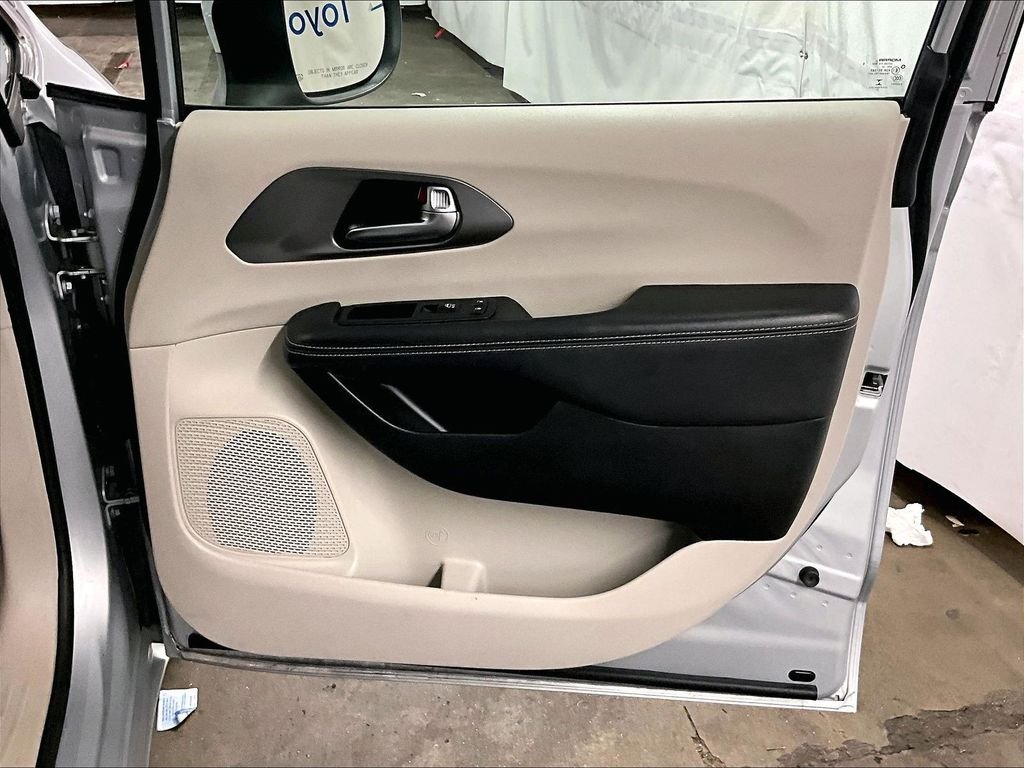 Used 2023 Silver Chrysler Touring L image 12