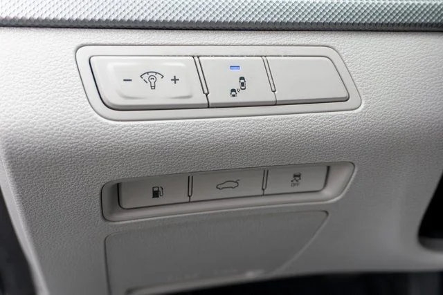 Used 2019 White Hyundai Base image 22