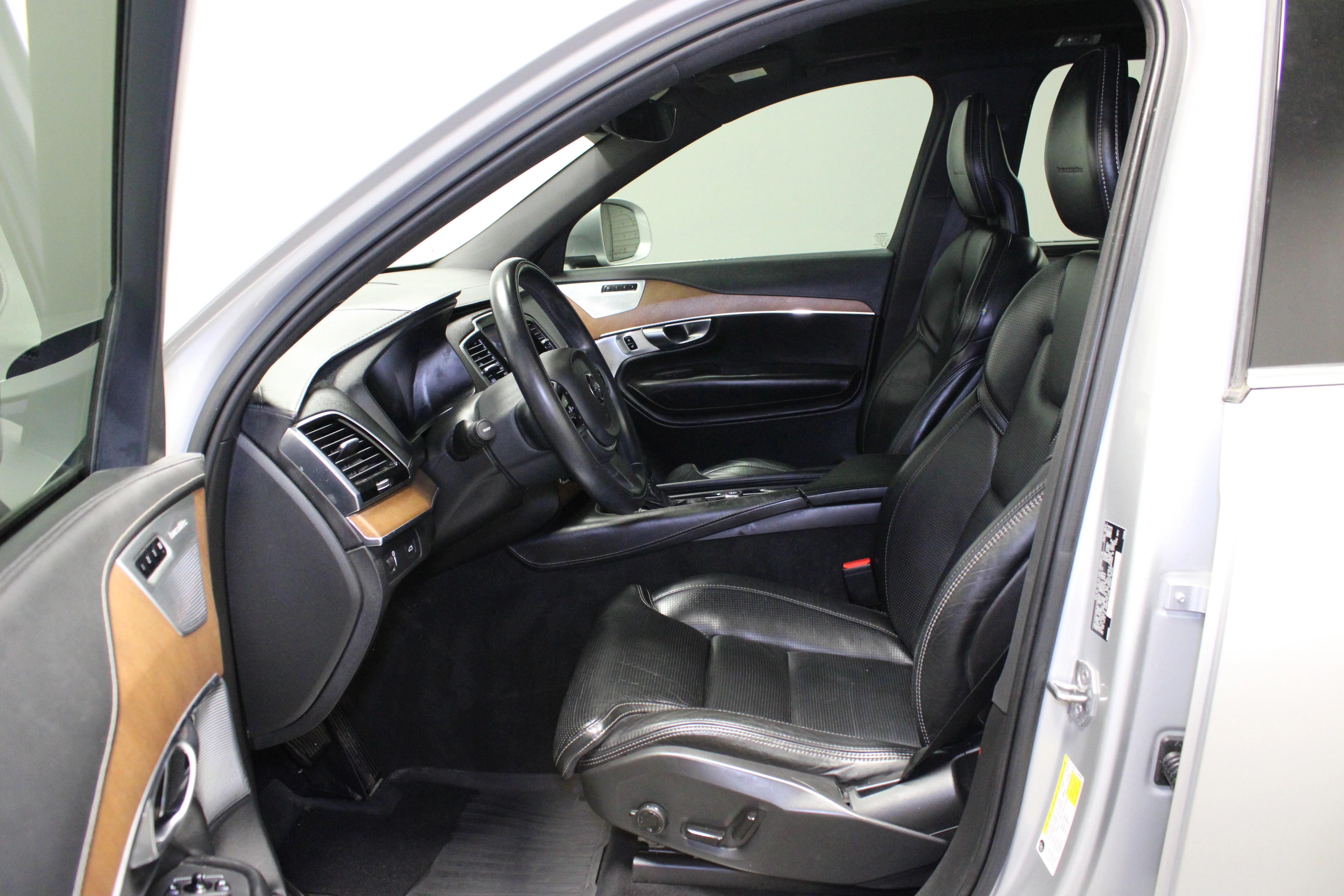 Used 2018 Bright Silver Metallic Volvo T6 Inscription image 20