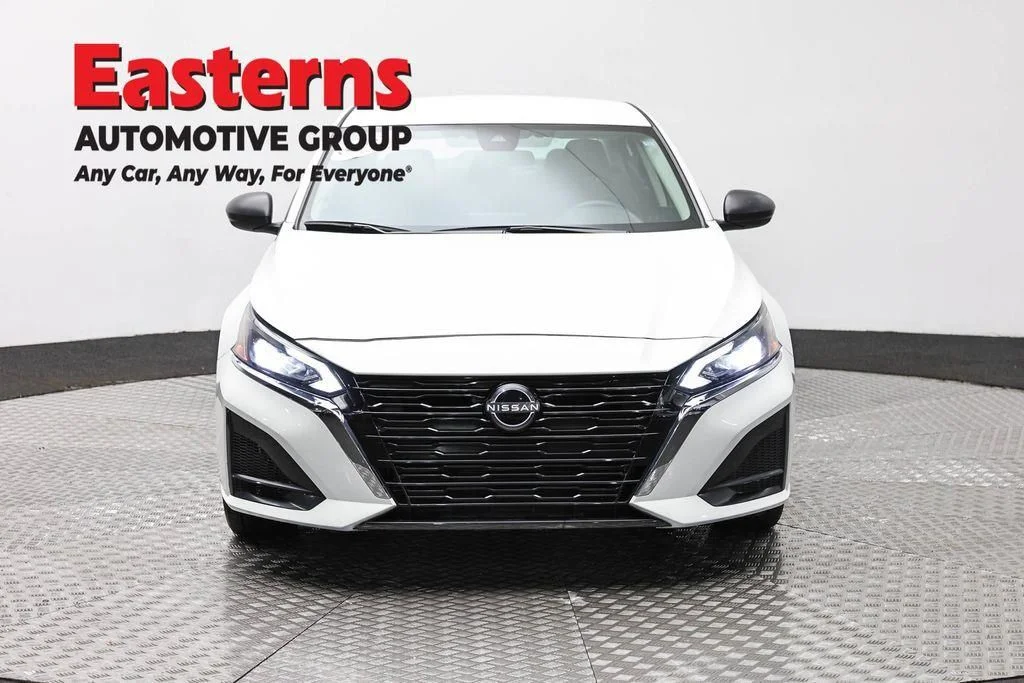 Used 2025 White Nissan 2.5 SV image 2