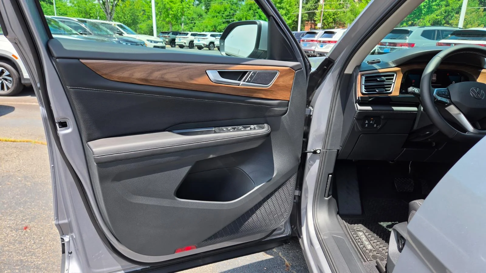 New 2026 silver mist metallic Volkswagen 2.0T SE image 20