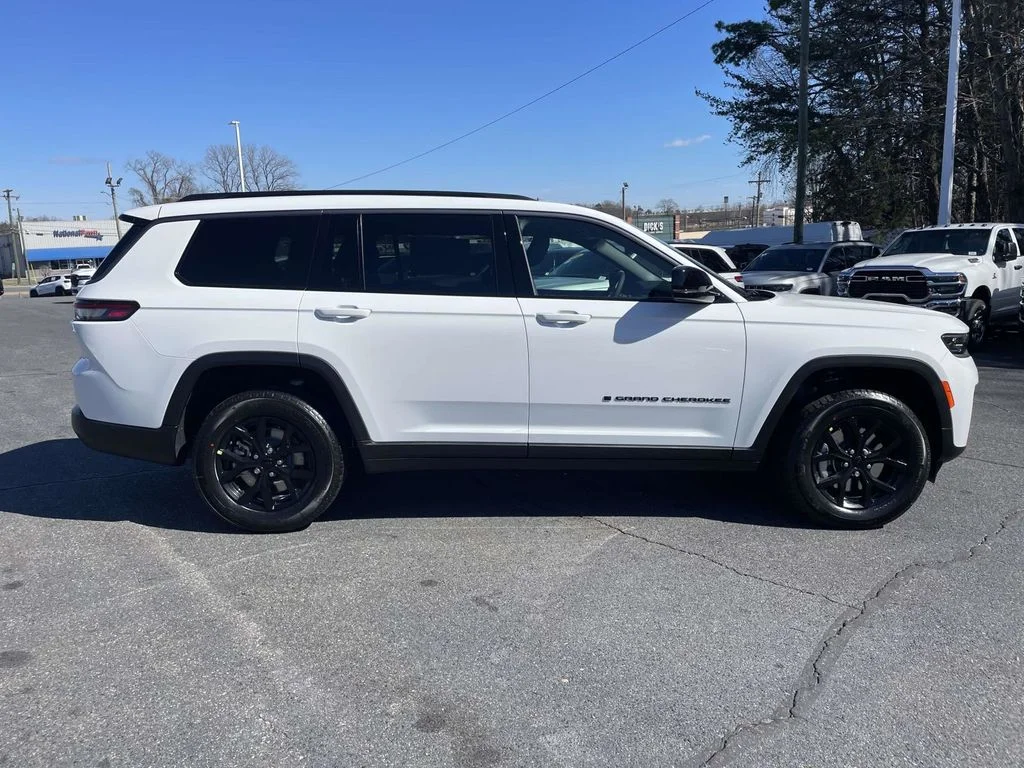 New 2026 Bright White Clearcoat Jeep Altitude image 9