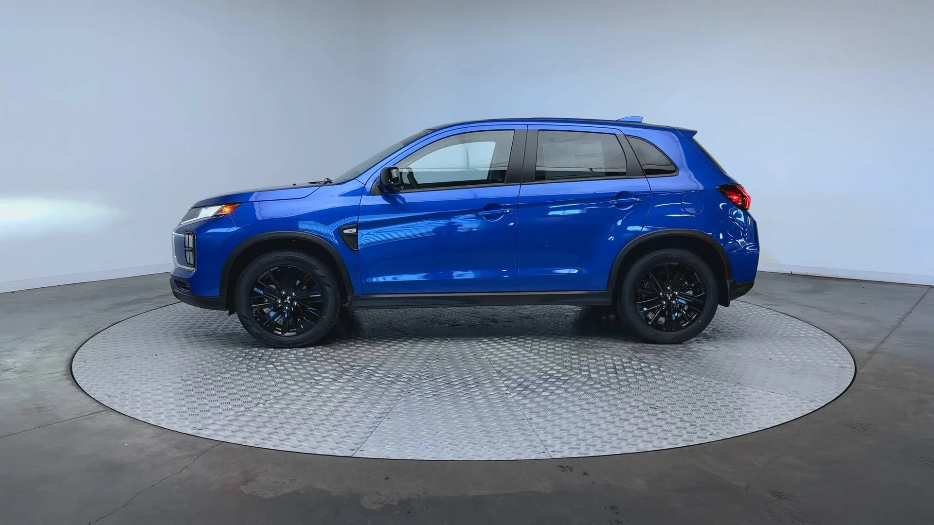 New 2026 Octane Blue Metallic Mitsubishi LE image 5