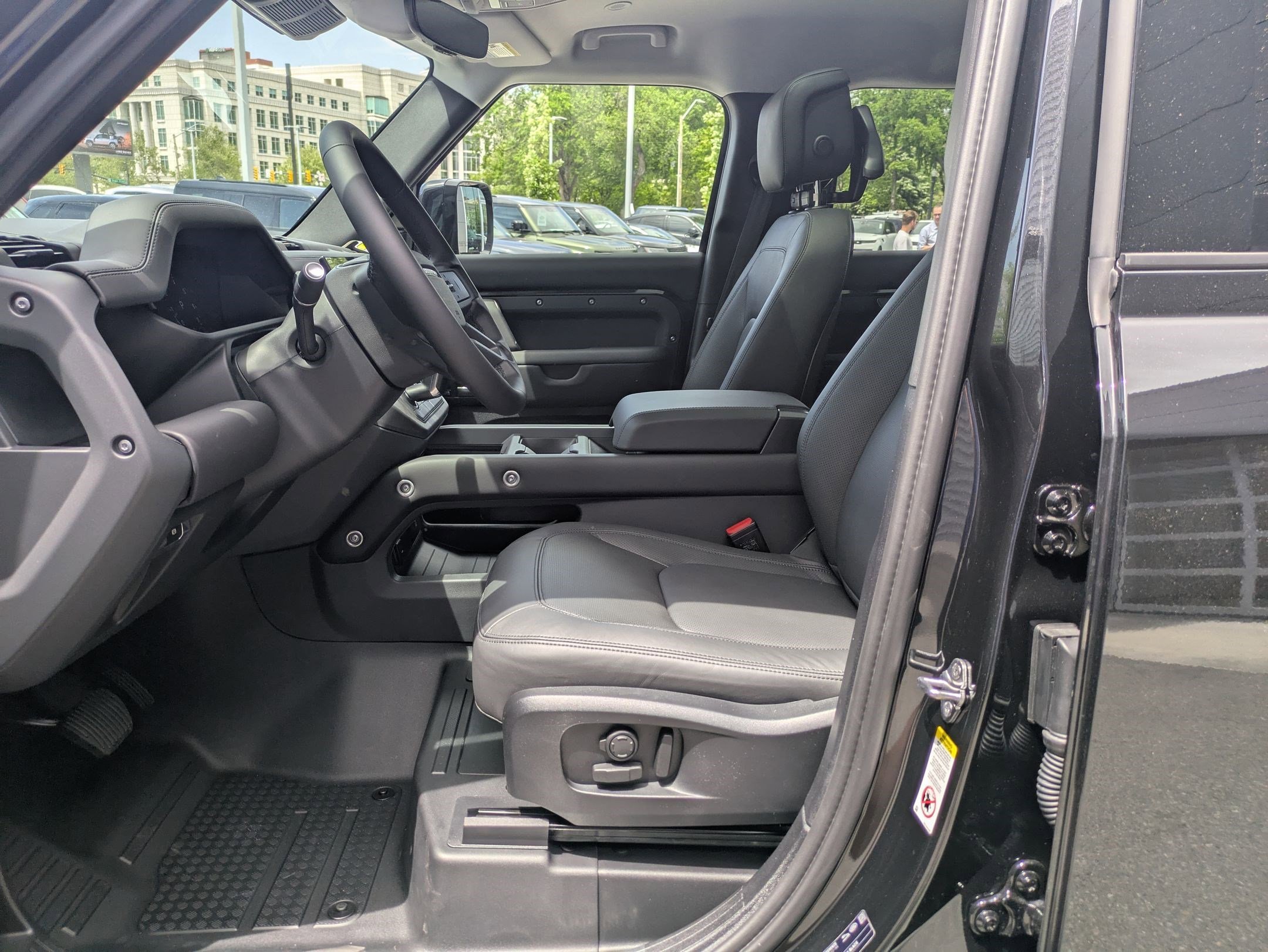 New 2026 Santorini Black Land Rover P400 X-Dynamic SE image 25