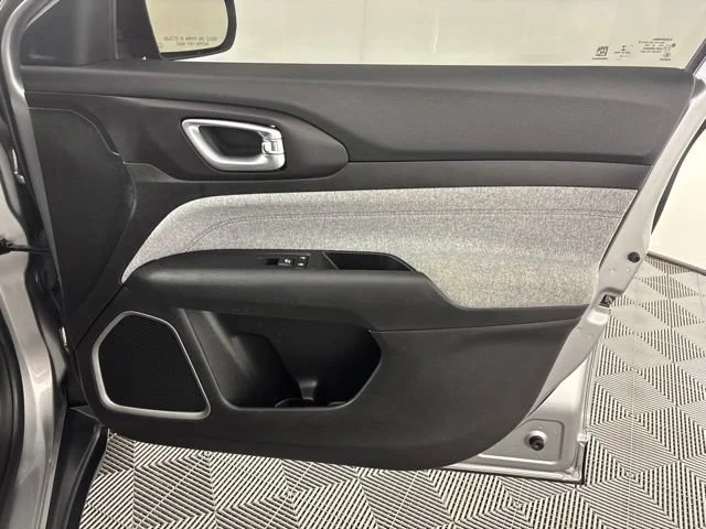 Used 2022  Jeep Latitude Lux image 32