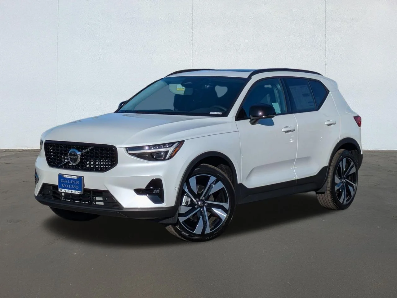 2026 Volvo XC40 B5 Ultra Dark AWD's photo