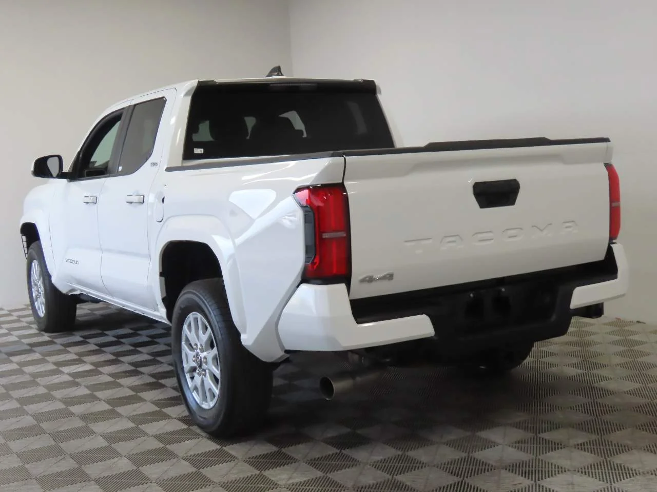 Used 2025 Ice Toyota SR5 Crew Cab image 3