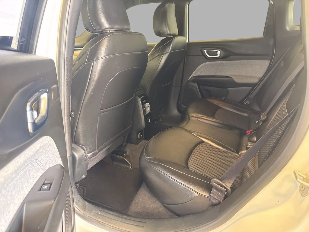 Used 2024 White Jeep Latitude image 9