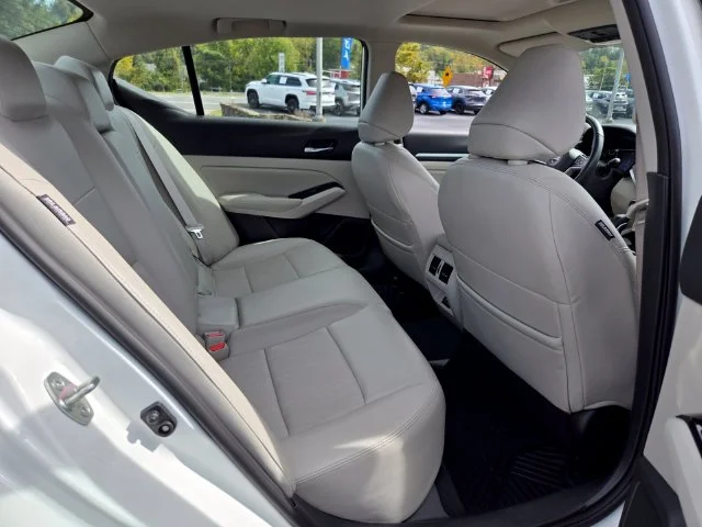 Used 2022 White Nissan 2.5 Platinum image 21
