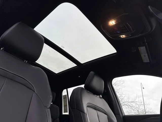 New 2025 Bright White Clear-Coat Exterior Paint Jeep Limited image 27