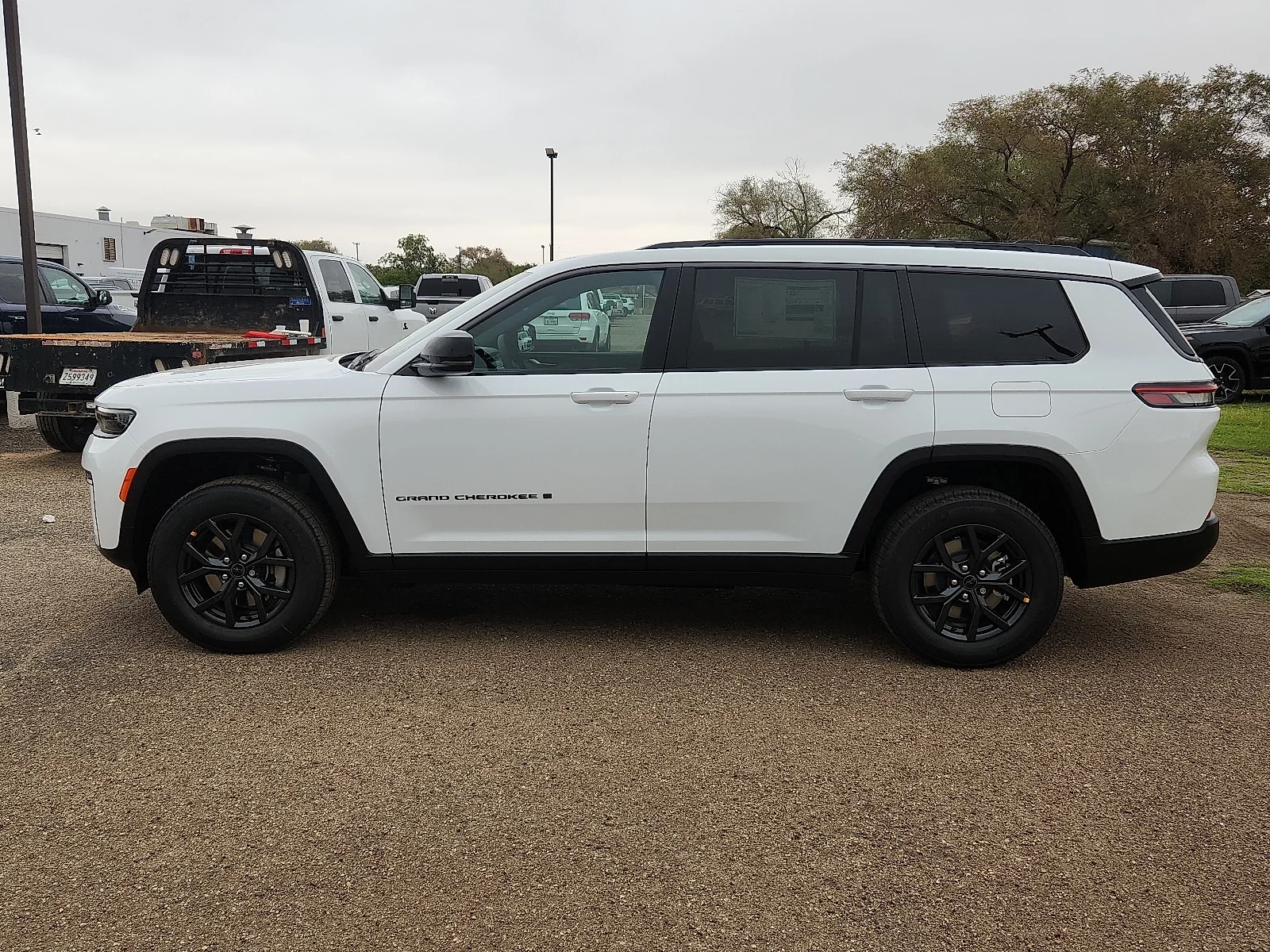 New 2027 PW7 Bright Whit Jeep LAREDO 4X4 image 2