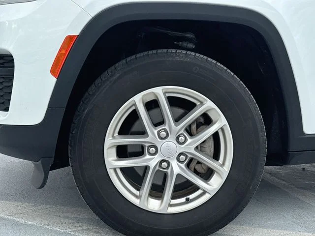 Used 2024 White Jeep Laredo X image 10