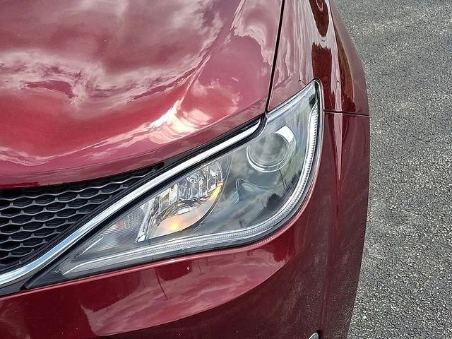 Used 2018 Red Chrysler Touring Plus image 9