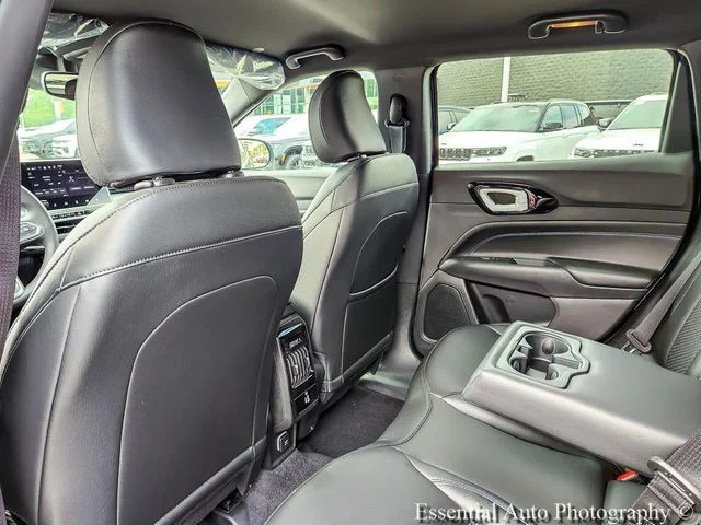 New 2026 Fathom Blue Pearl-Coat Exterior Paint Jeep Latitude image 12