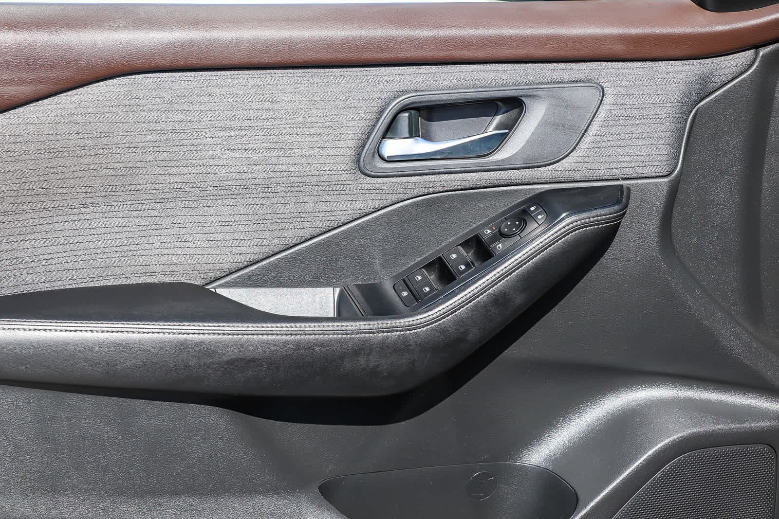 Used 2022 Super Black Nissan SV image 19