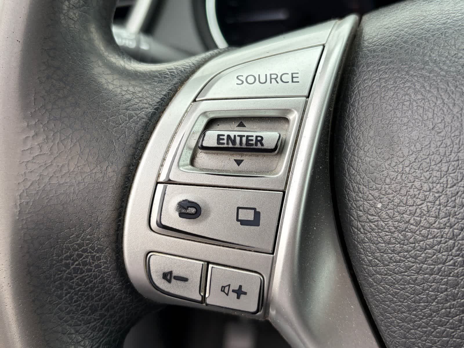 Imagen 12: Nissan SV de 2014 de color «Brilliant Silver» de segunda mano