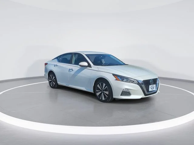 Used 2022 White Nissan 2.5 SV image 2