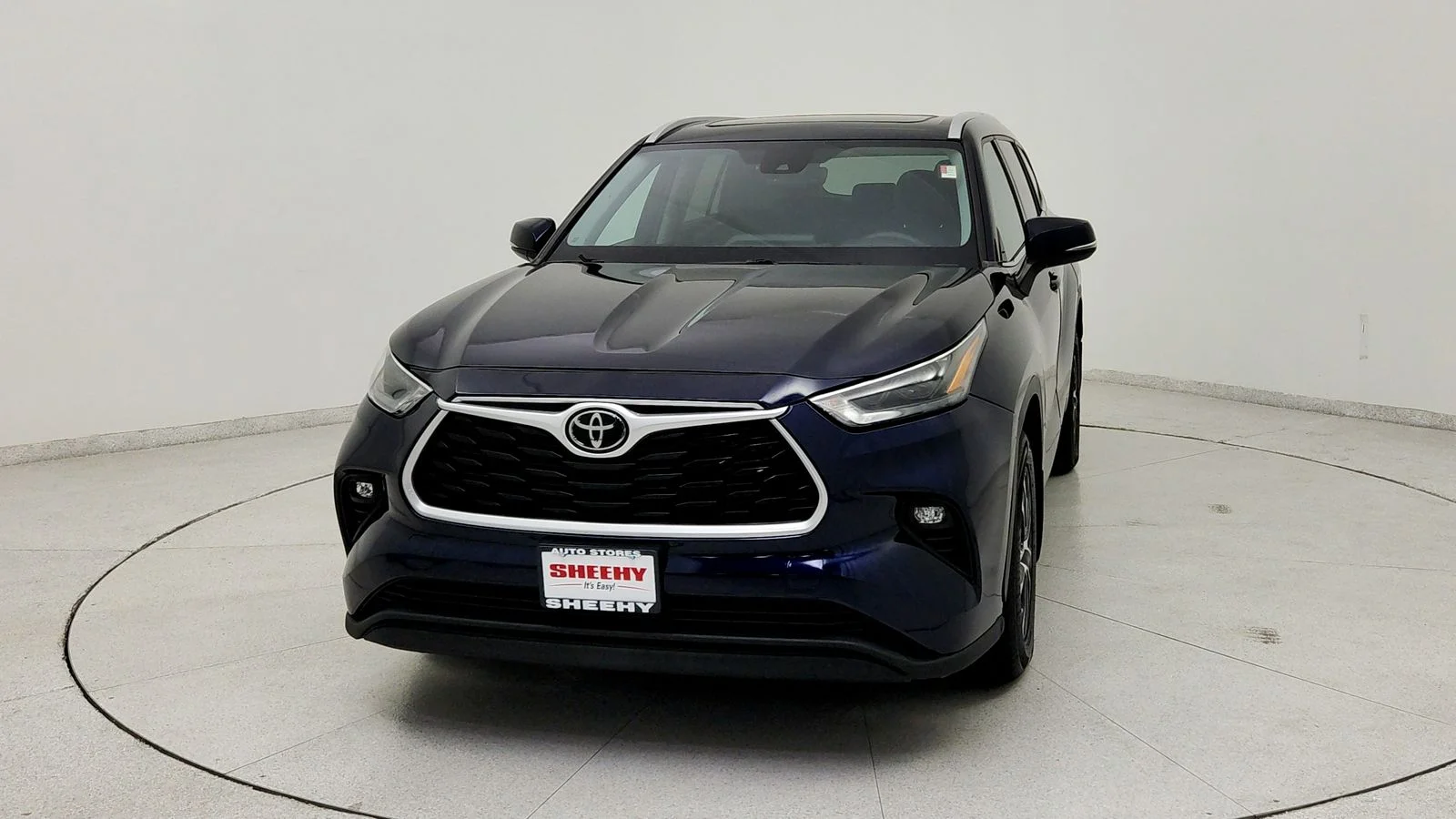 Used 2022  Toyota XLE image 2