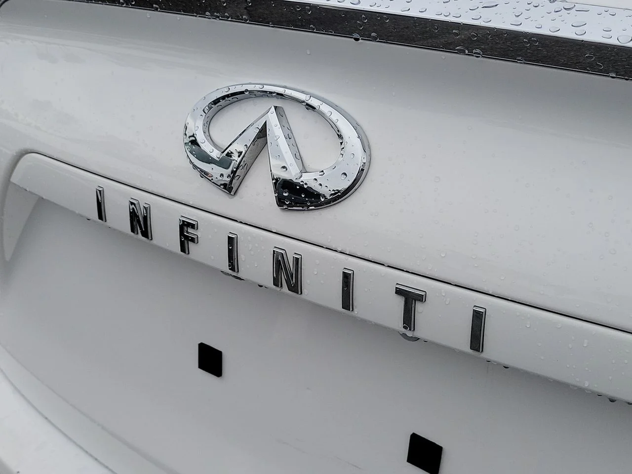 Used 2023 White INFINITI LUXE image 8