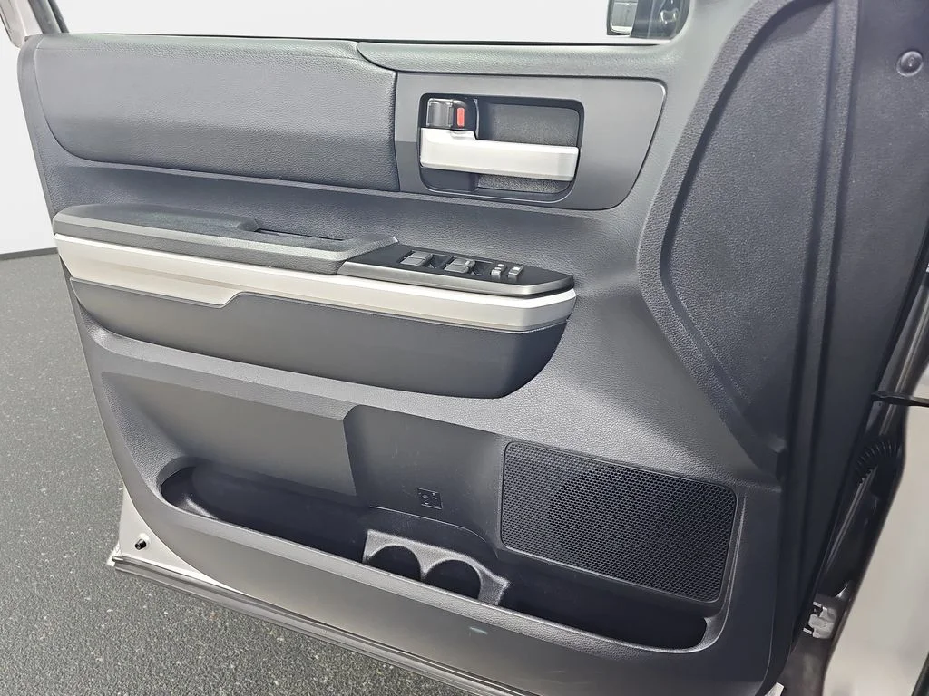 Used 2014 Silver Toyota SR5 image 29