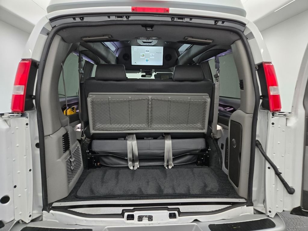 Used 2021 White Fade Chevrolet Explorer Limited SE image 6