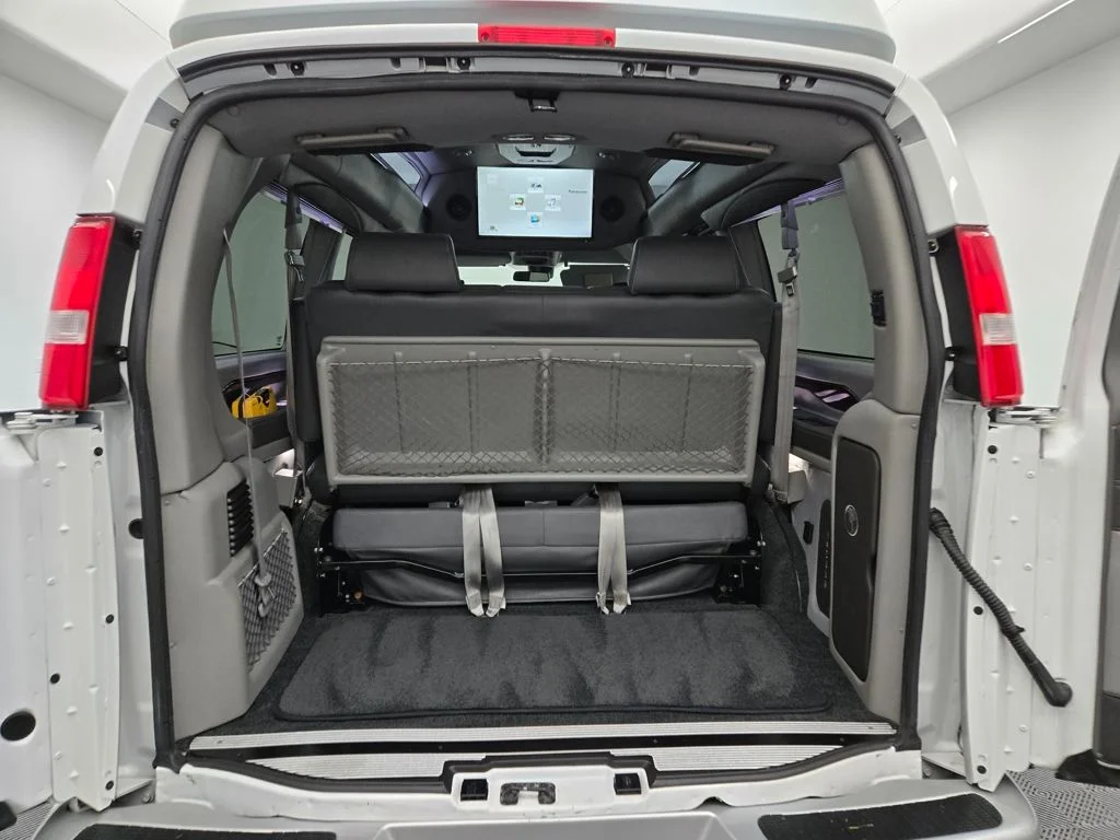 Used 2021 White Fade Chevrolet Explorer Limited SE image 6