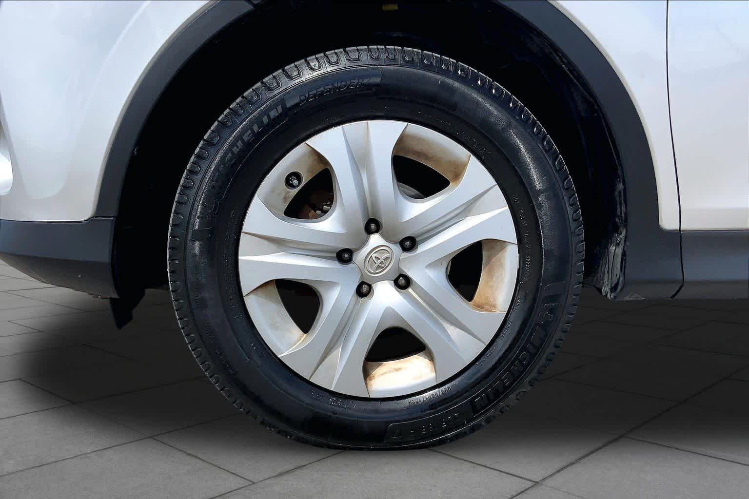 Used 2015 Classic Silver Metallic Toyota LE image 11