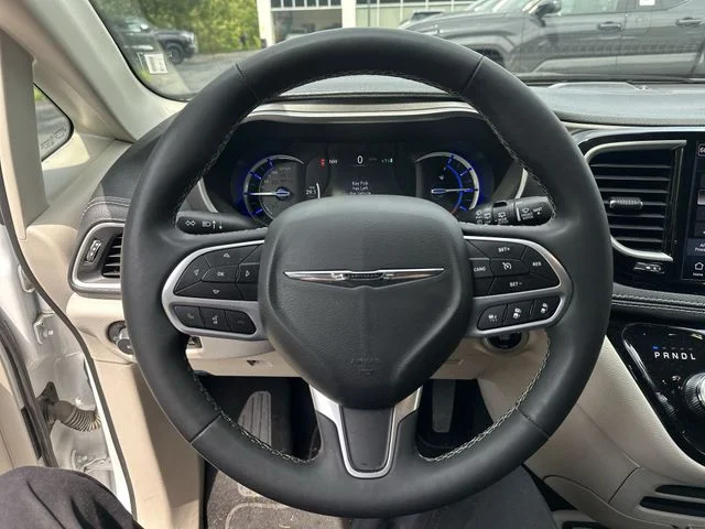 Used 2024 White Chrysler Select image 13
