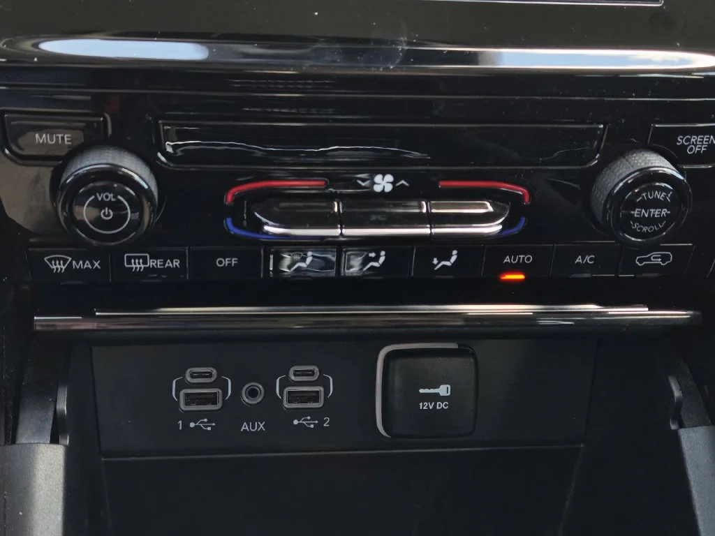 Used 2023 Red Jeep Laredo image 27
