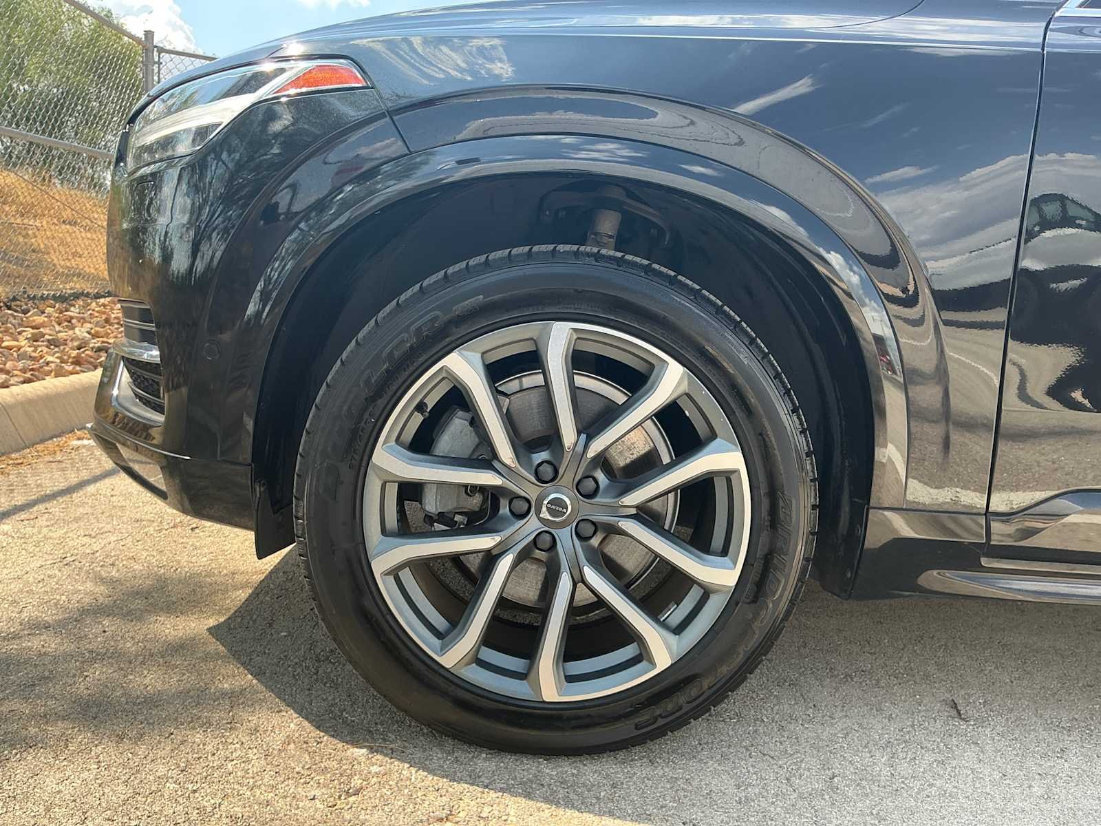 Used 2019 Onyx Black Metallic Volvo Momentum image 5