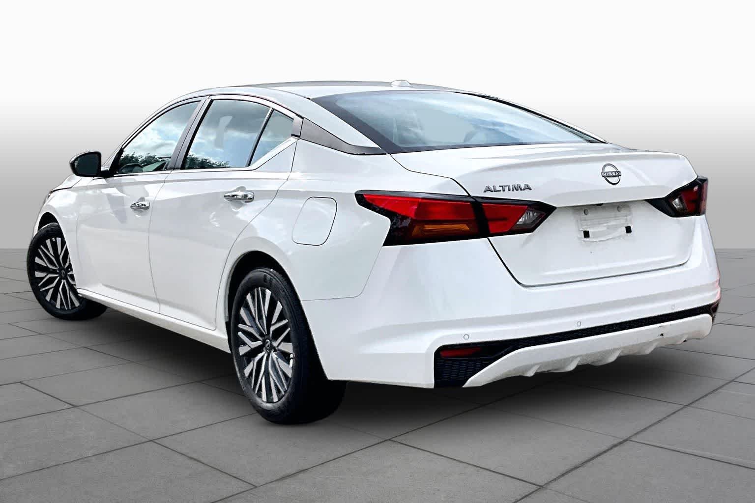 Used 2025 Glacier White Nissan SV image 11