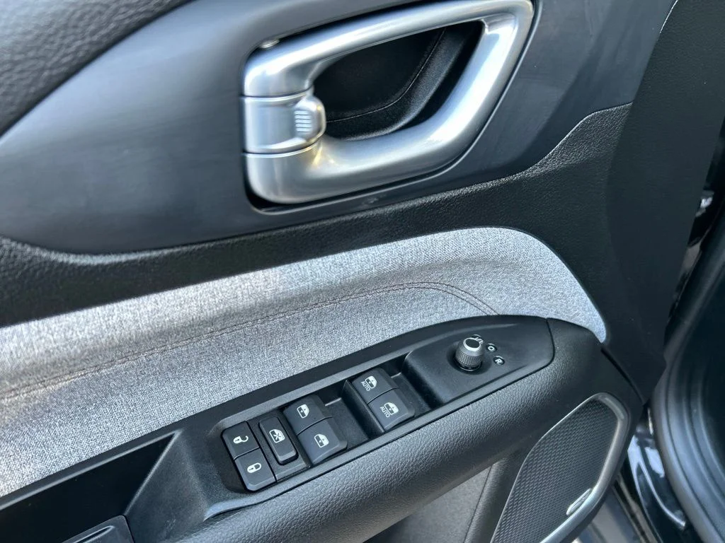 Used 2023 Black Jeep Latitude Lux image 13