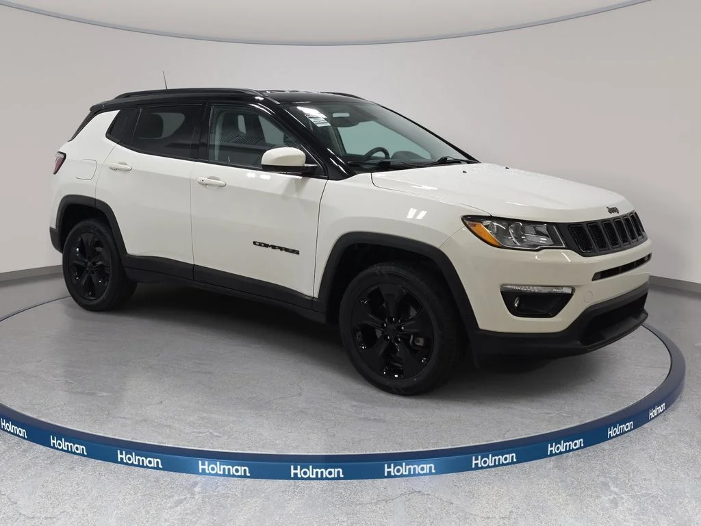 Used 2019 White Clearcoat Jeep Latitude image 4