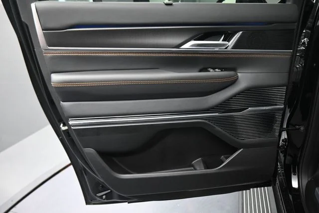 New 2026 High Gloss Black Exterior Paint Jeep Summit Reserve image 27