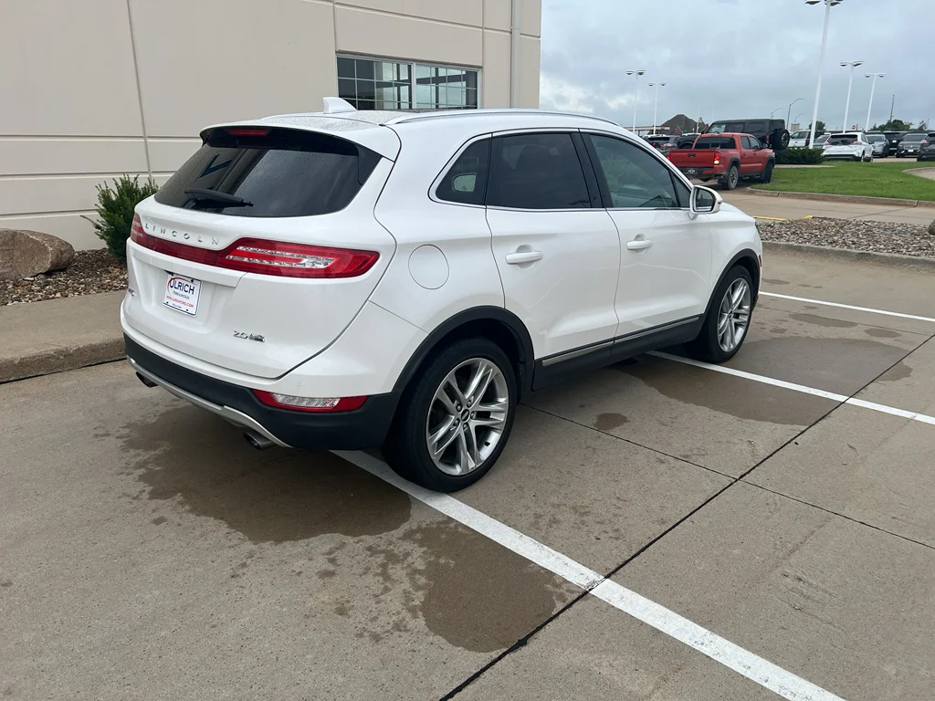 Used 2015 White Platinum Tri-Coat Metallic Lincoln Base image 9