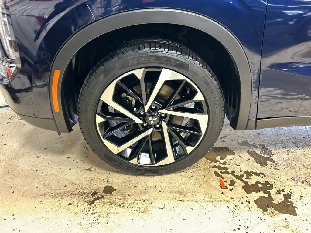 Used 2023  Mitsubishi SE image 10