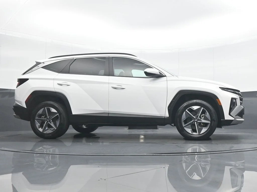 Used 2025 White Hyundai SEL image 31