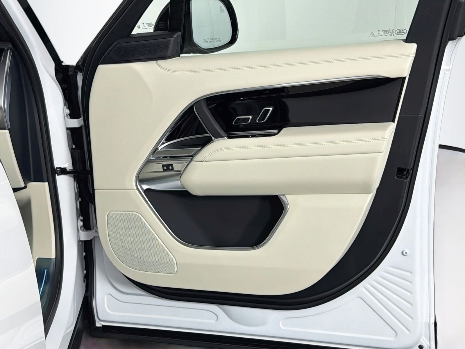 New 2026 Ostuni Pearl White Land Rover SE image 32