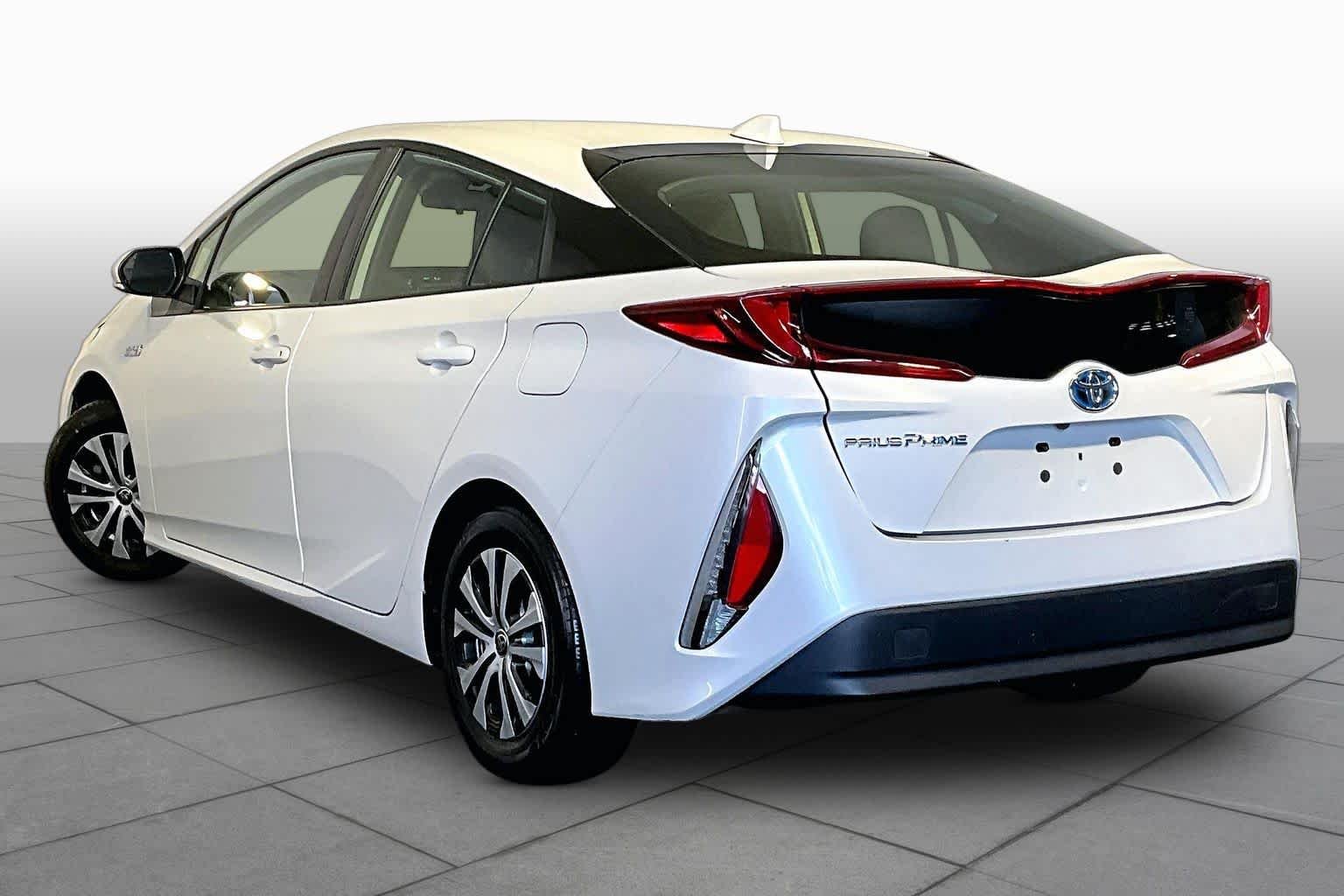 Used 2022 Wind Chill Pearl Toyota LE image 11