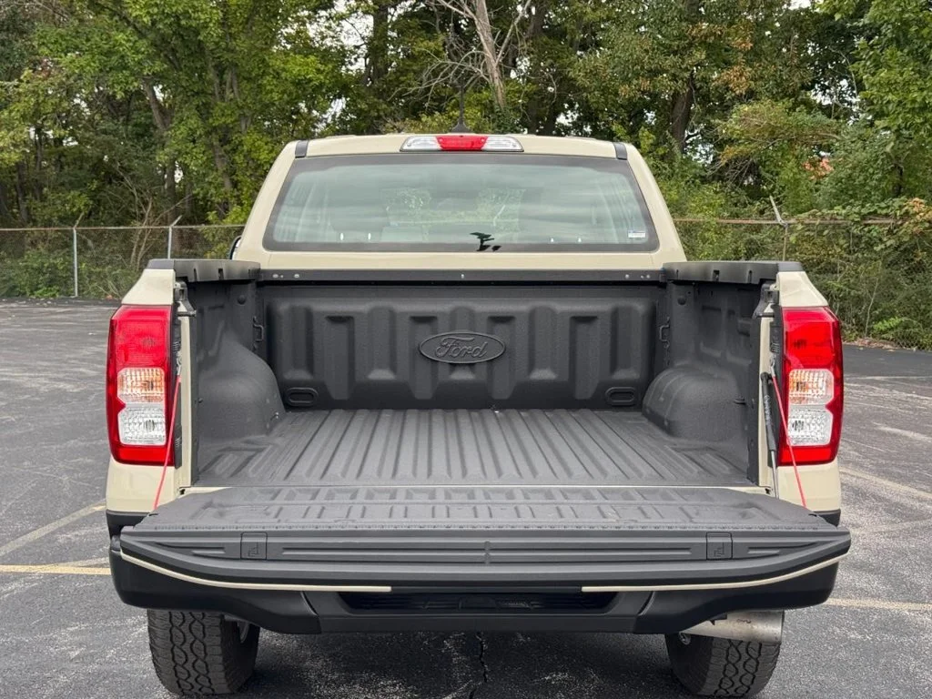 Used 2025 Beige Ford XL image 6