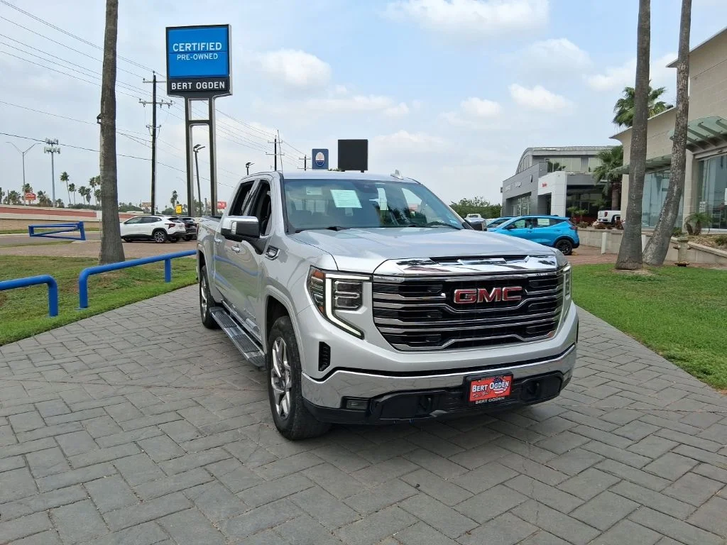 2022 GMC Sierra 4WD Crew Cab Short Box SLT's photo