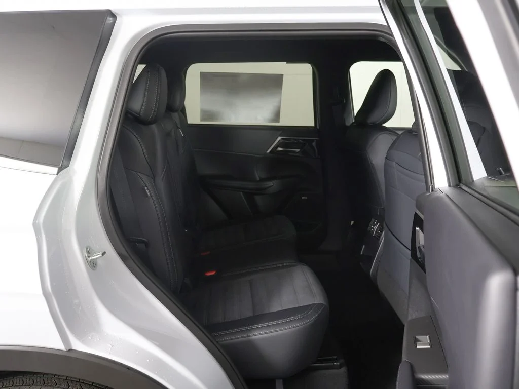 New 2026 White Mitsubishi LE 1.5T 2WD image 31