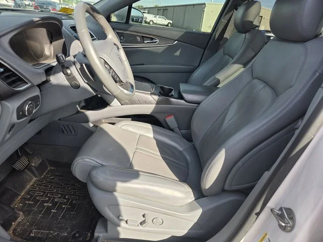 Used 2019 White Lincoln Reserve image 6